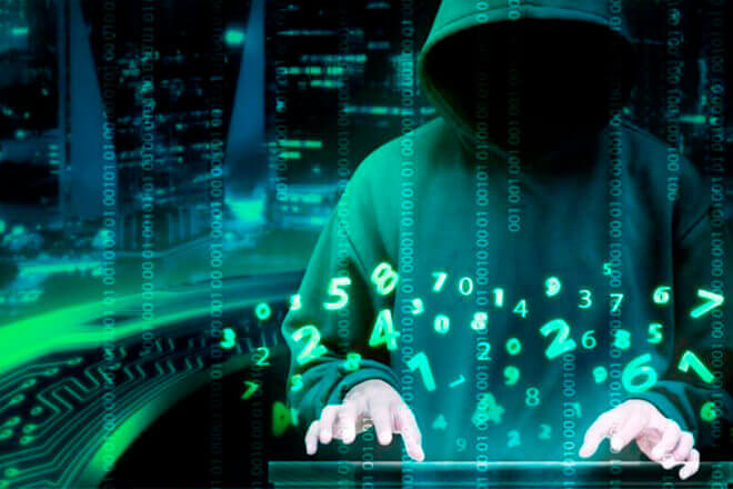 Foto de un cibercriminal atacando es uno de los riesgos de las criptomonedas