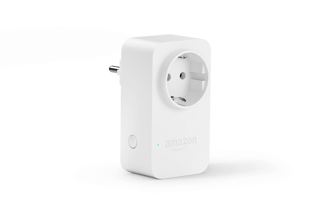 Amazon Smart Plug te permite controlar las luces, ventiladores, cafetera y mucho más usando solo la voz. El Amazon Smart Plug es el primer enchufe inteligente wifi que utiliza la configuración sencilla de wifi, lo que facilita el inicio y la ampliación de tu Hogar digital con dispositivos conectados.