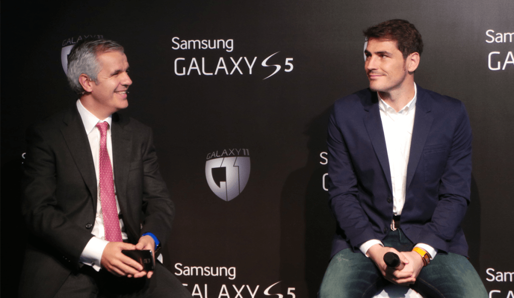 Iker Casillas y Celestino García , durante la presentación del GalaxyS5