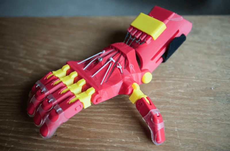 Construyen una prótesis de mano con impresión 3D para un niño