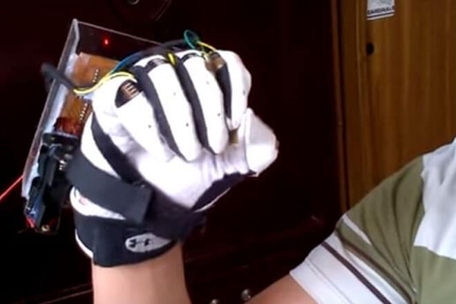 Este guante inteligente traduce lenguaje de señas