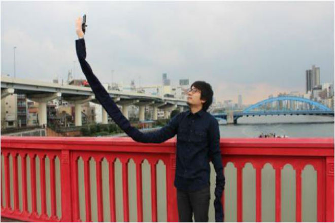 Japonés se aburre de los palo de 'selfies' y crea el 'brazoselfie'