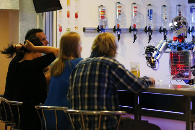 Un robot bartender hace tragos a medida según 5 rasgos de la personalidad revelados por el perfil en Facebook