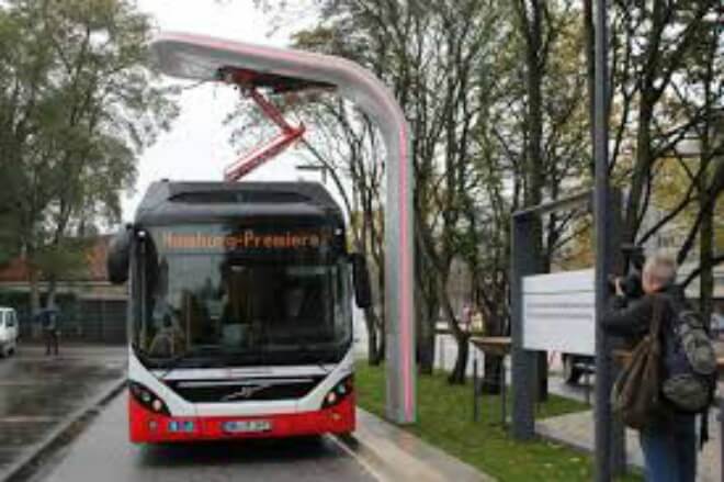 Conoce el eBus: un autobús híbrido que se recarga en las paradas