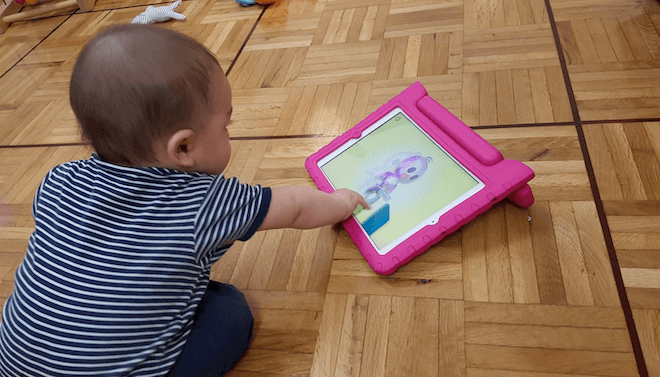 Niño usando iPad Youtube Kids niños