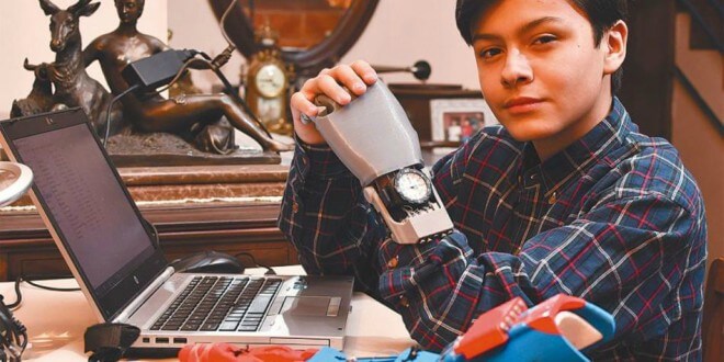 Conoce la historia de este niño boliviano que fabricó su propia mano robótica