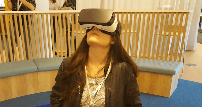 chica con gafas de realidad virtual en madrid