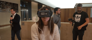 Chica con gafas VR de realidad virtual de Samsung