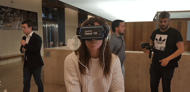Chica con gafas VR de realidad virtual de Samsung