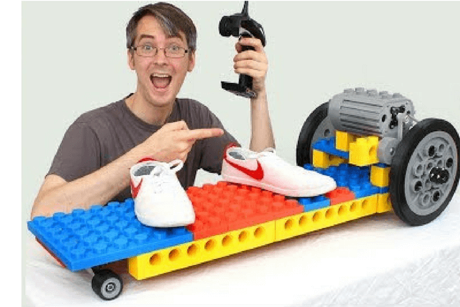 monopatín eléctrico hecho con piezas de Lego gigantes