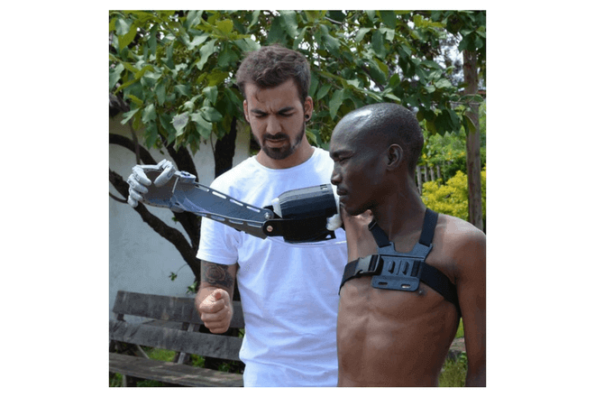 Guillermo Martínez entregó prótesis de brazos impresas en 3D en Kenia