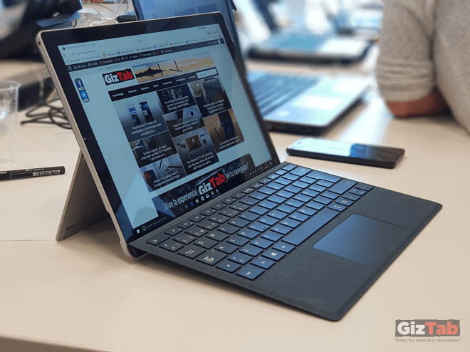 El teclado se acopla de forma maravillosa a la Microsoft Surface Pro 2017