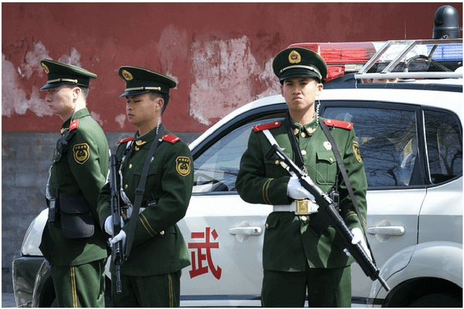 Gafas de reconocimiento facial el nuevo gadget de la policía en China