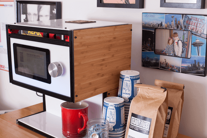 Si eres un coffee lover, la cafetera robot Mugsy que prepara café a tu gusto tiene otra ventaja, el tiempo. En tan solo dos o tres minutos podrás disfrutar de tu taza de café.