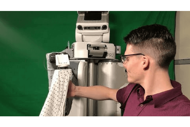Este robot ayuda a vestir a las personas