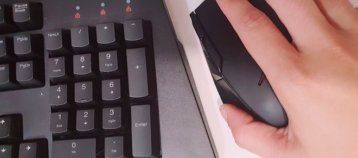 mano con ratón y teclado gamer de Lenovo
