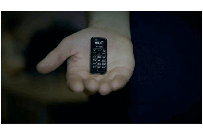 foto de mano que sostiene el móvil más pequeño del mundo Zanco Tiny T1