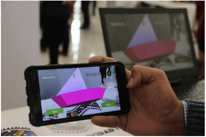pantalla de móvil muestra figura en 3D para enseñar ortografía