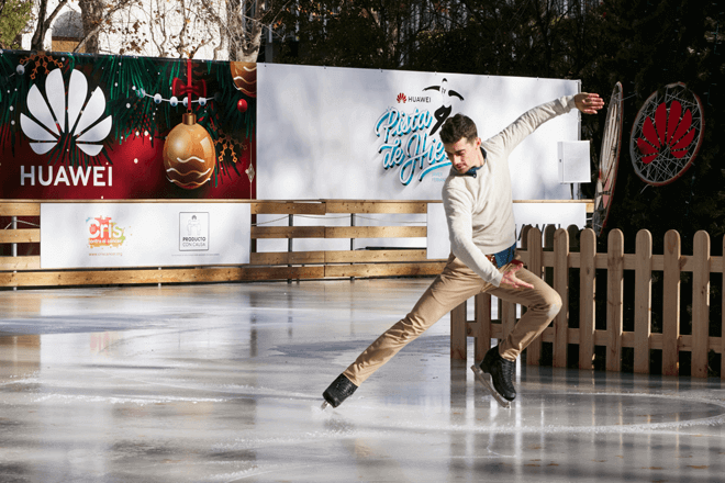 El bicampeón mundial de patinaje Javier Fernández y Huawei ha inaugurado una pista de patinaje sobre hielo solidaria para apoyar la lucha contra el cáncer infantil de CRIS.
