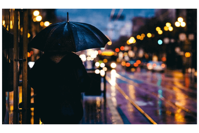 imagen de persona de espaldas con un paraguas