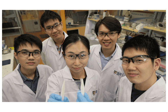 foto de científicos con una muestra de la piel electrónica sensible al tacto
