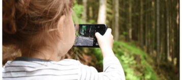 foto de niña de espaldas que toma una fotografía con un móvil