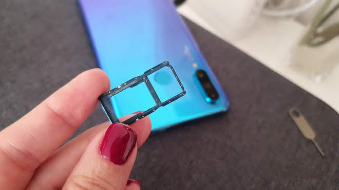 Huawei P30 lite es compatible con tarjetas micro SD para ampliar la memoria de almacenamiento