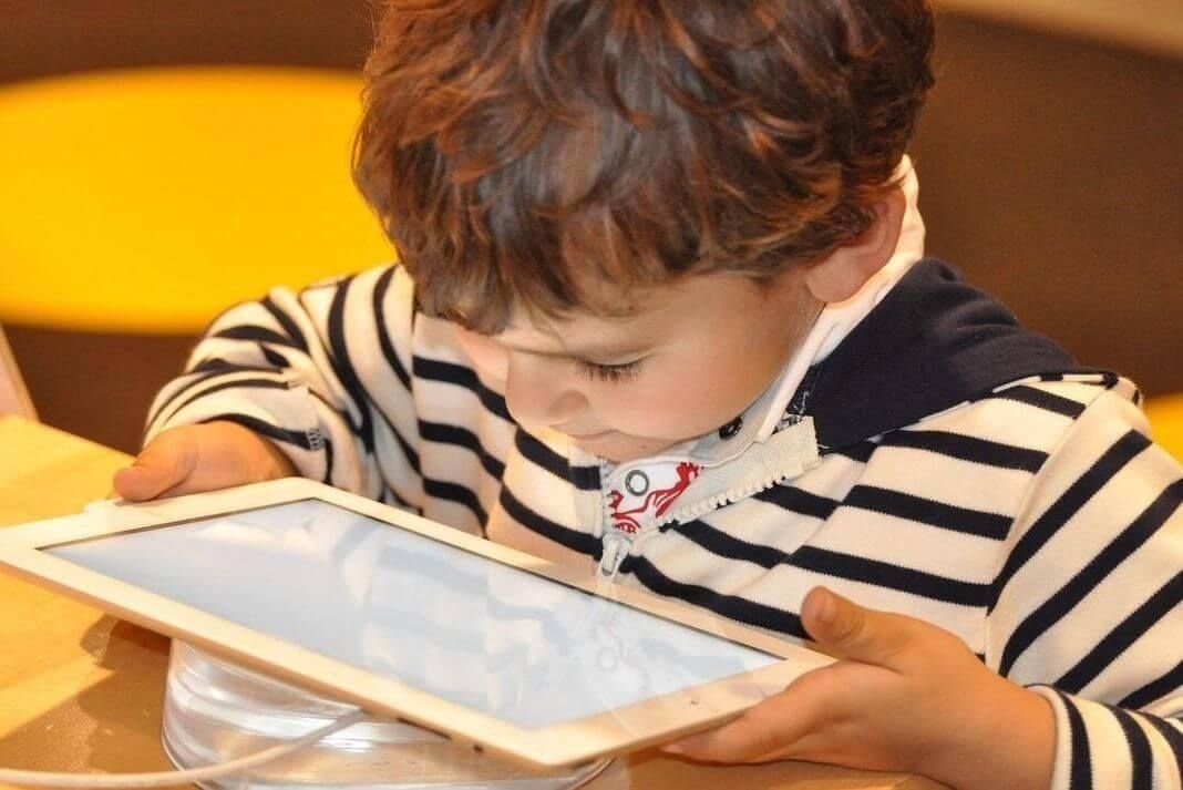 Niño interactua con una tablet