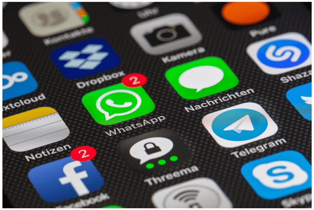 pantalla de móvil con varios iconos de apps como whatsapp