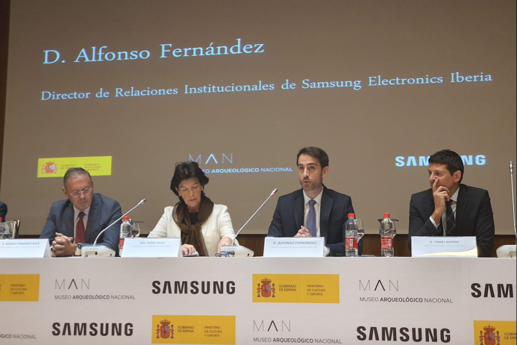 Alfonso Fernández Iglesias, Director de Relaciones Institucionales de Samsung Electronics Iberia, y la ministra de Educación Cultura y Deportes en funciones, Isabel Celaa