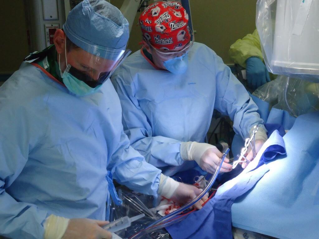 cirujanos operando a un paciente en un quirofano
