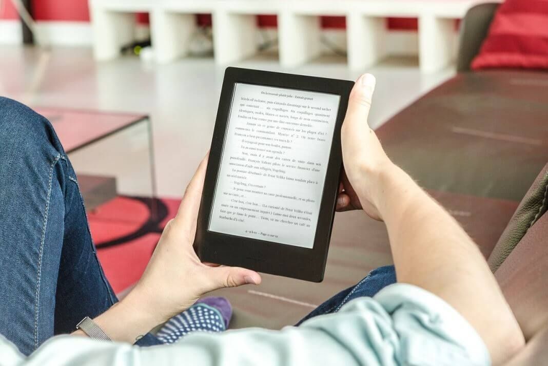Persona leyendo libro electrónico en un dispositivo móvil