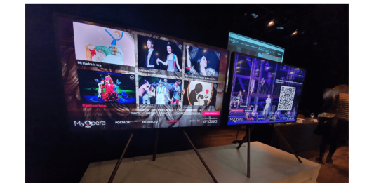 foto de Smart TV de Samsung con cartelera de contenidos del Teatro Real