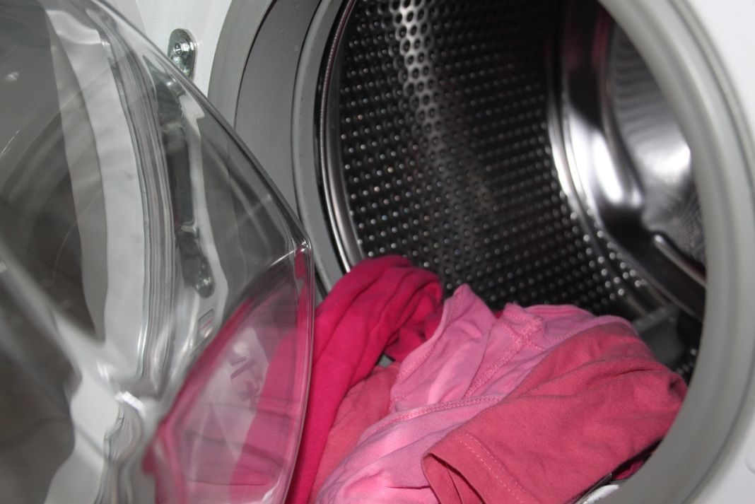 Foto de una lavadora con la puerta abierta y ropa