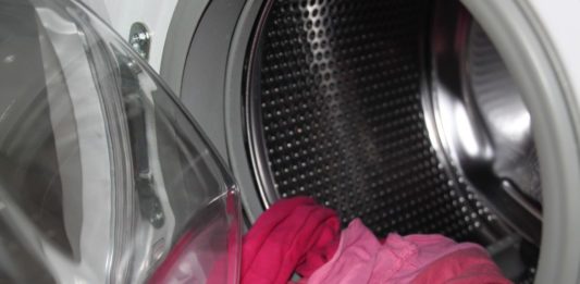 Foto de una lavadora con la puerta abierta y ropa