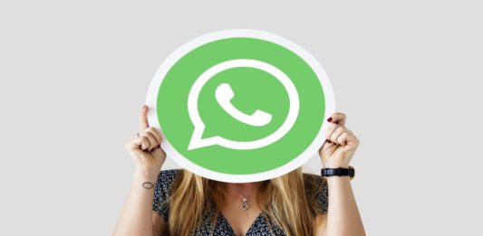 Mujer mostrando un ícono de WhatsApp