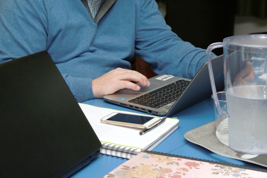 Hombre trabajando con su ordenador en un escritorio