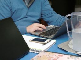 Hombre trabajando con su ordenador en un escritorio