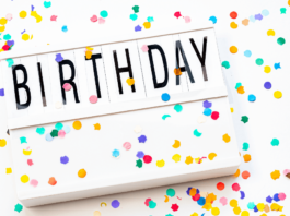 Cartel con la palabra Birthday y papelillos de colores