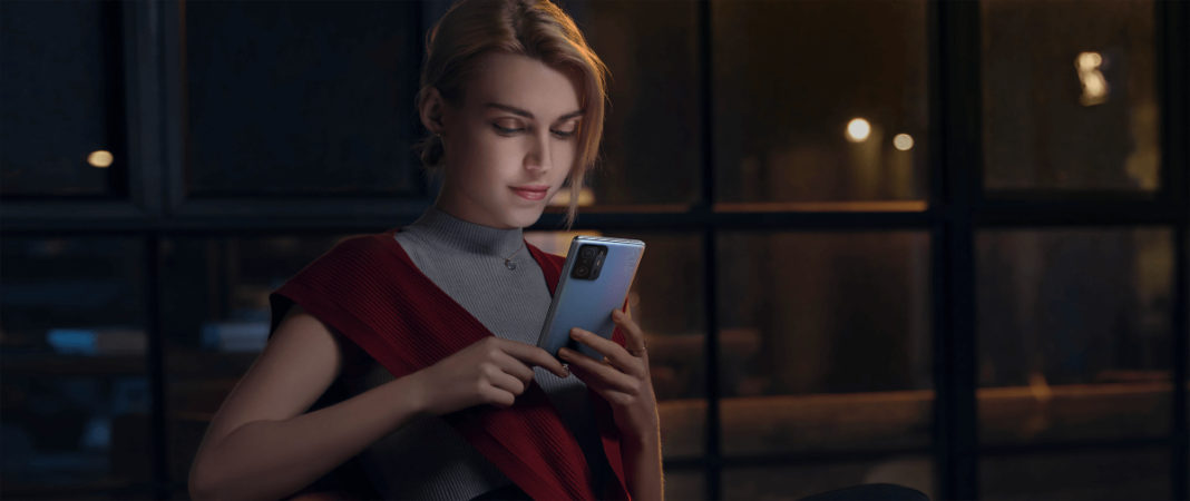 Mujer sujetando un Xiaomi 11T