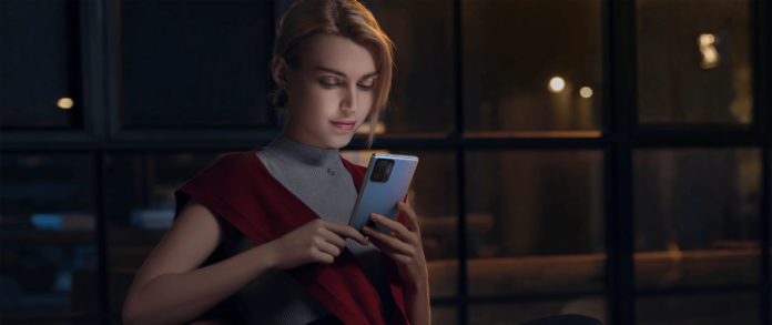 Mujer sujetando un Xiaomi 11T