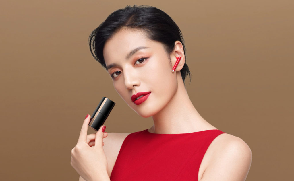Mujer mostrando Huawei Freebuds lipstick