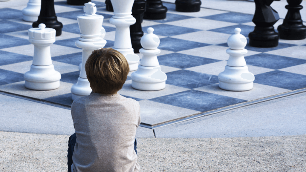 ajedrez con piezas en blanco y negro