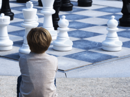 ajedrez con piezas en blanco y negro