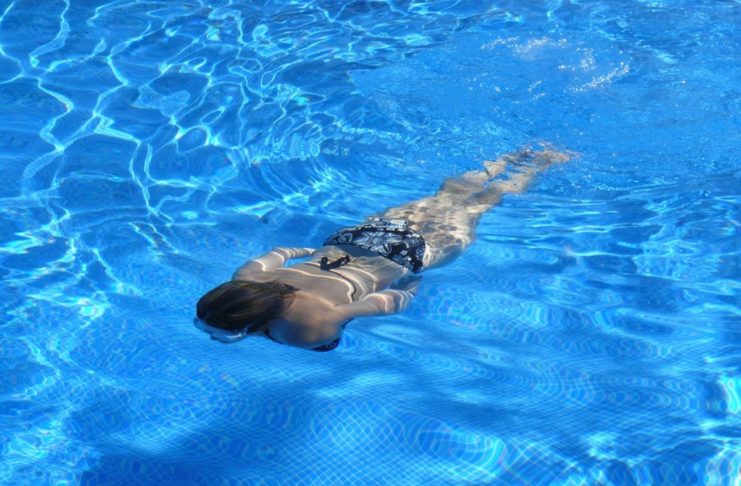 Mujer nadando piscina