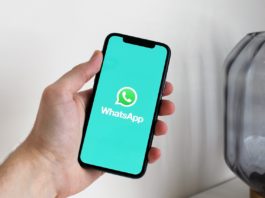 Móvil con logo de Whatsapp