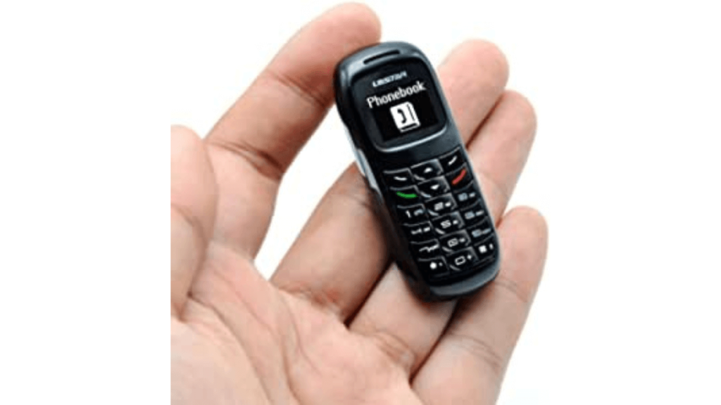 mano sostiene móvil pequeño de color negro