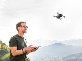 Hombre volando dron