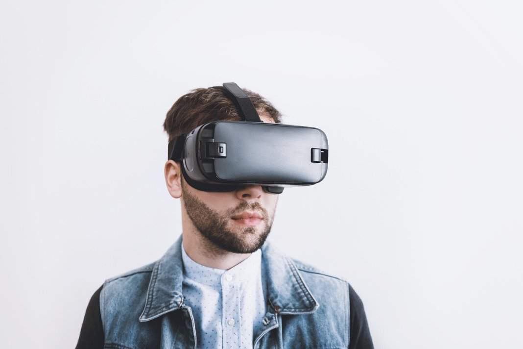 Hombre con Gafas de Realidad Virtual