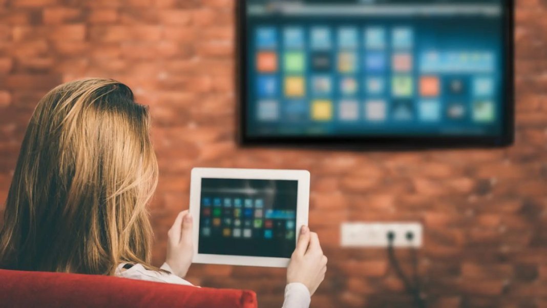 Mujer con tablet y televisión